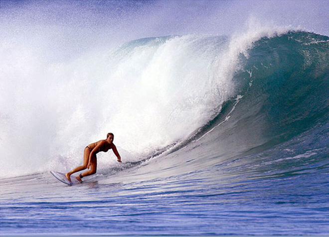 Erica Hosseini surfing